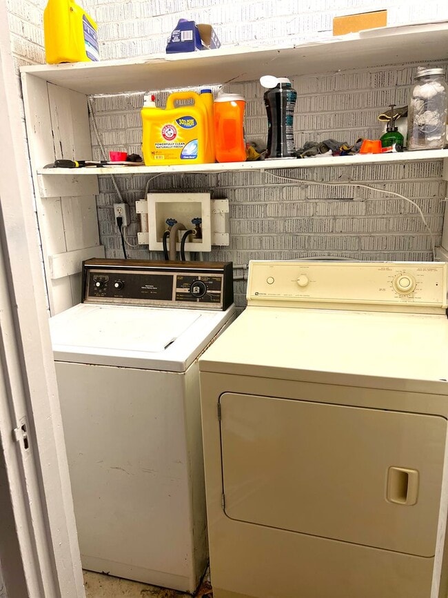 Building Photo - *Maryville 37804 - Charming 2 bedroom, 1 bath Brick Rancher with a 1-car garage - Call Adam Sharp...