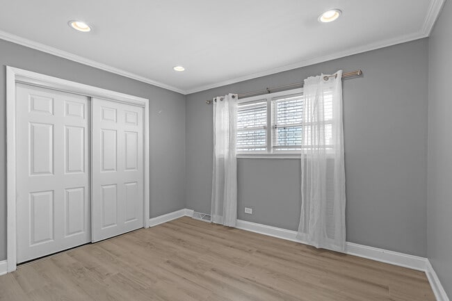 Building Photo - 534 Lawler Ave
