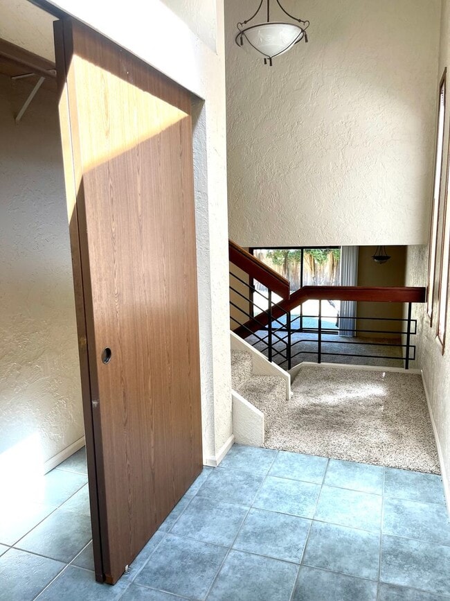 Building Photo - Large Unit! 2-Car Garage Parking! Don't Miss This One!