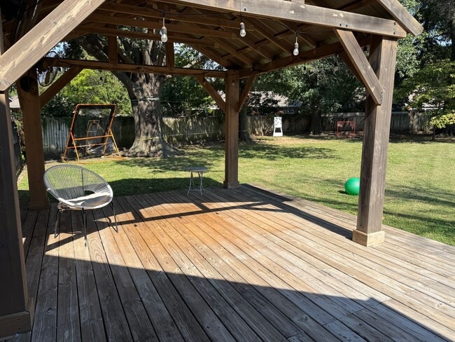 Building Photo - Luxury 4 Bed Home with Bonus Rooms and Pool