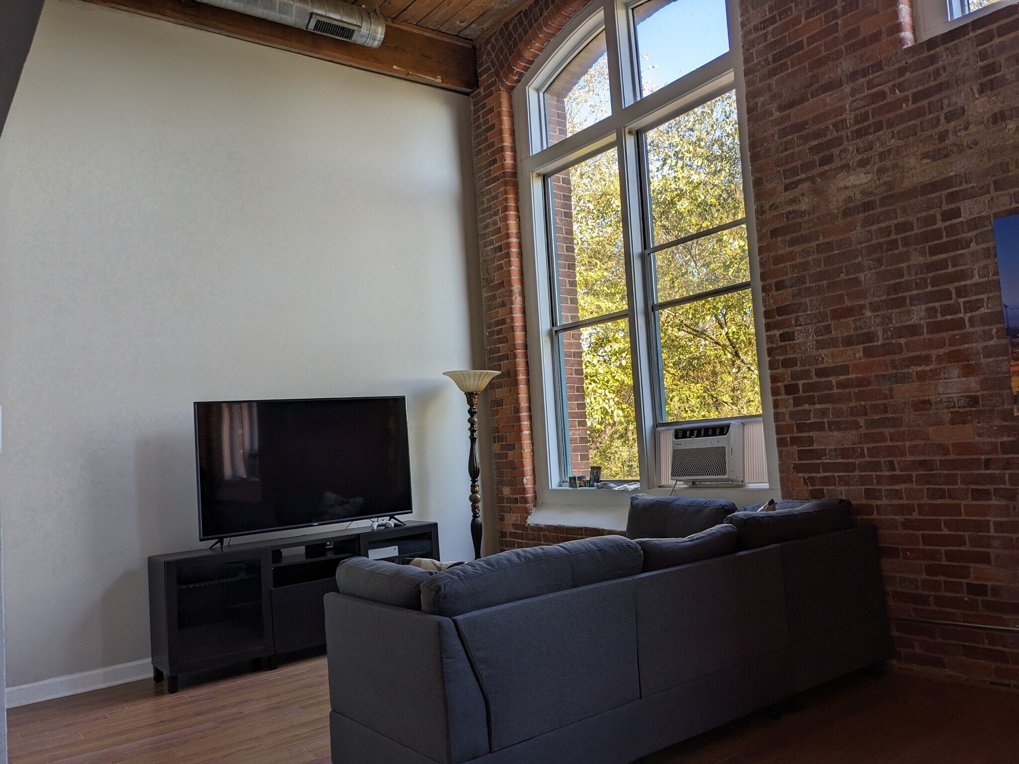 living room - 201 S Hoskins Rd