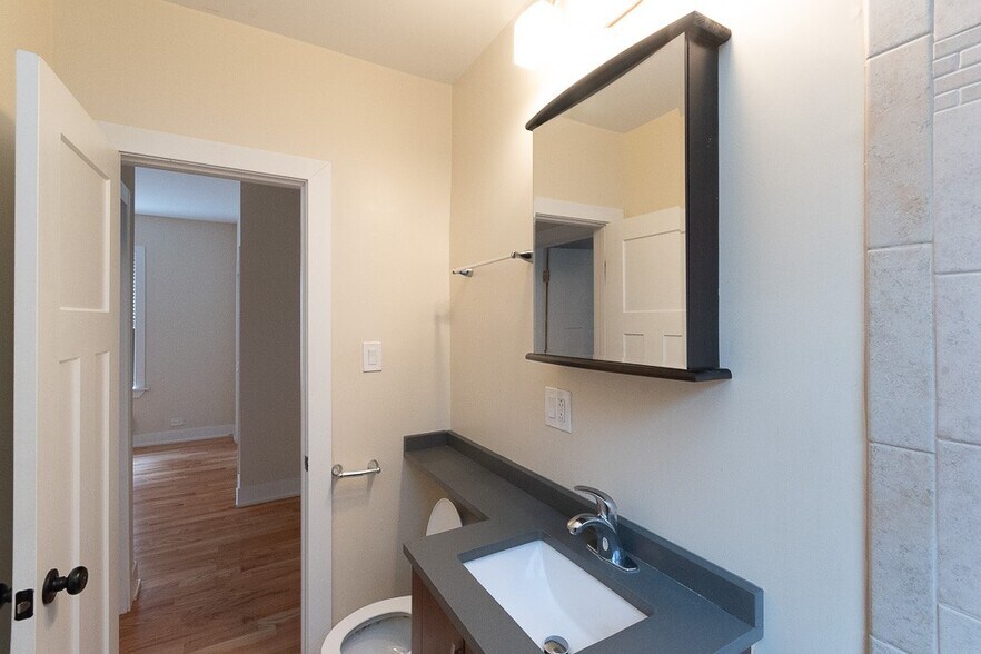 Building Photo - 3732 N Pine Grove Ave