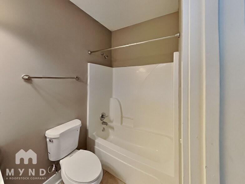 Building Photo - 183 Herring St