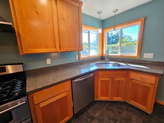 Building Photo - 3Bd/1.5Ba Single Story Home-For Viewing!