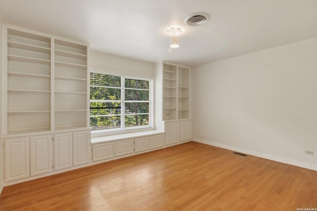 Building Photo - 207 Canyon Dr
