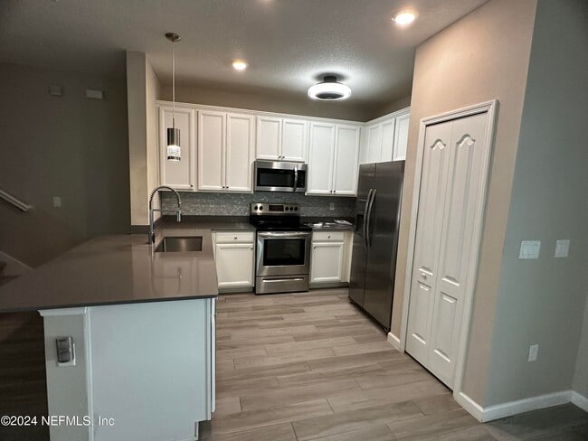 Building Photo - 7371 Palm Hills Dr