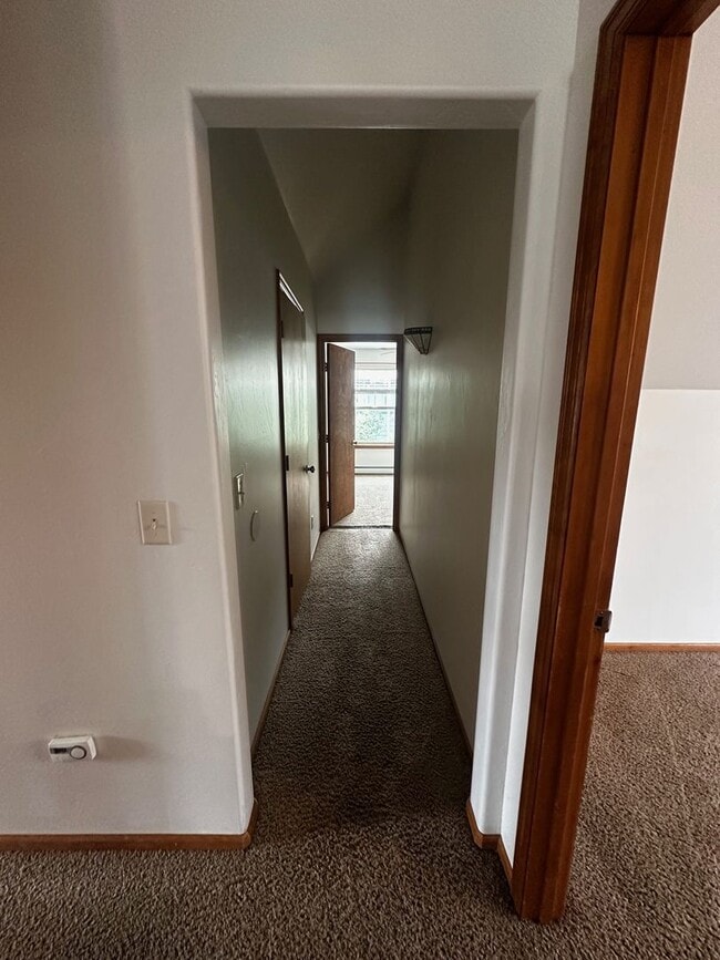 Building Photo - Beautiful 4 bedroom Home located in Centra...