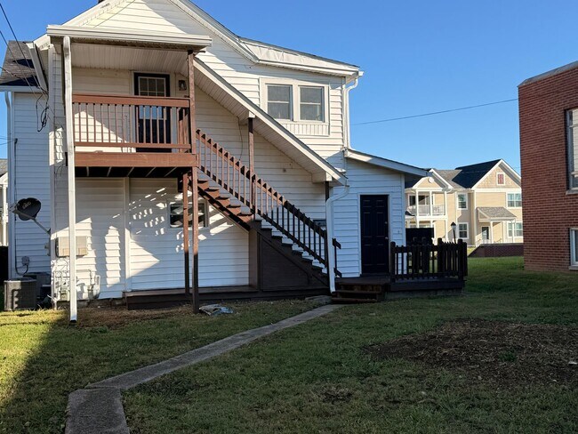 Building Photo - 750-752 E Wheeling St