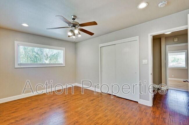 Building Photo - 4545 Moorpark Ave