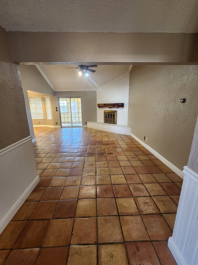 Building Photo - 3 bed 2 bath 2 car garage, move in ready!