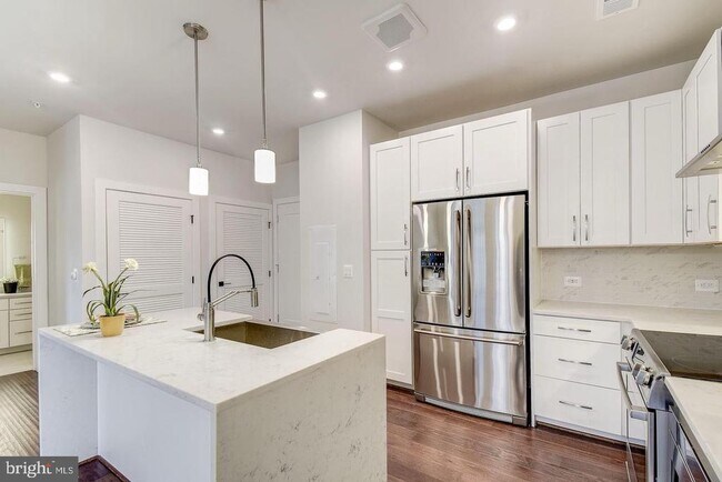 Building Photo - 1411 Key Blvd
