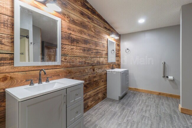 Building Photo - 3113 Revere Rd