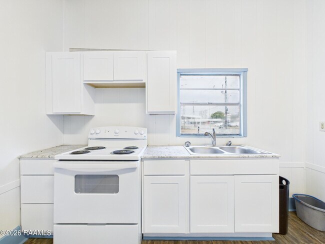 Building Photo - 405 E Convent St