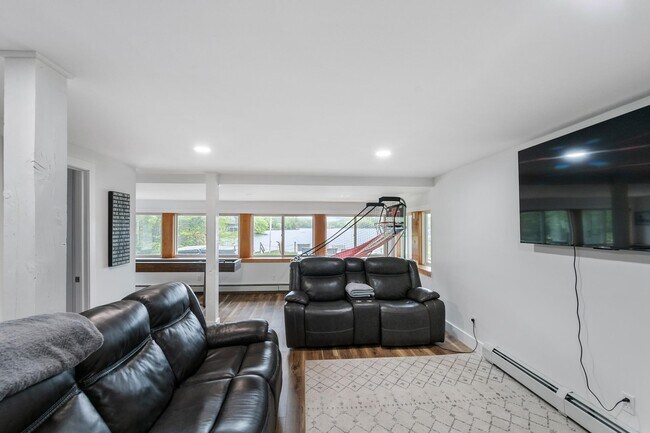 Building Photo - 6 Paquette Ln