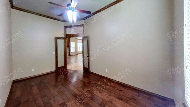 Building Photo - 3/2 plus office in gated SW neighborhood