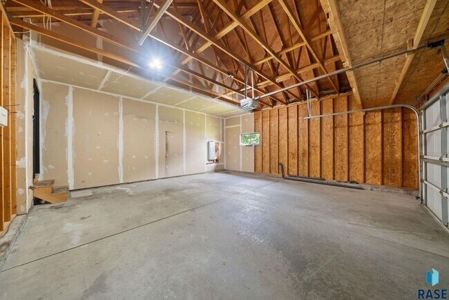 Building Photo - Charming Multi-Level Home! Large Backyard,...
