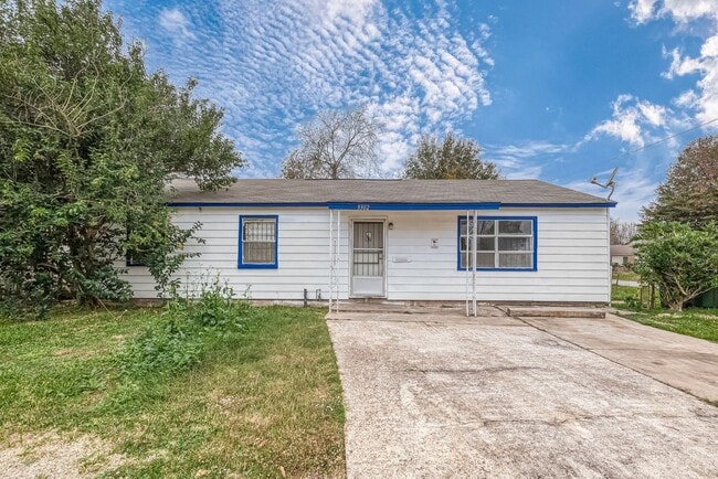 Primary Photo - Affordable 3BD/2BA single-family house!