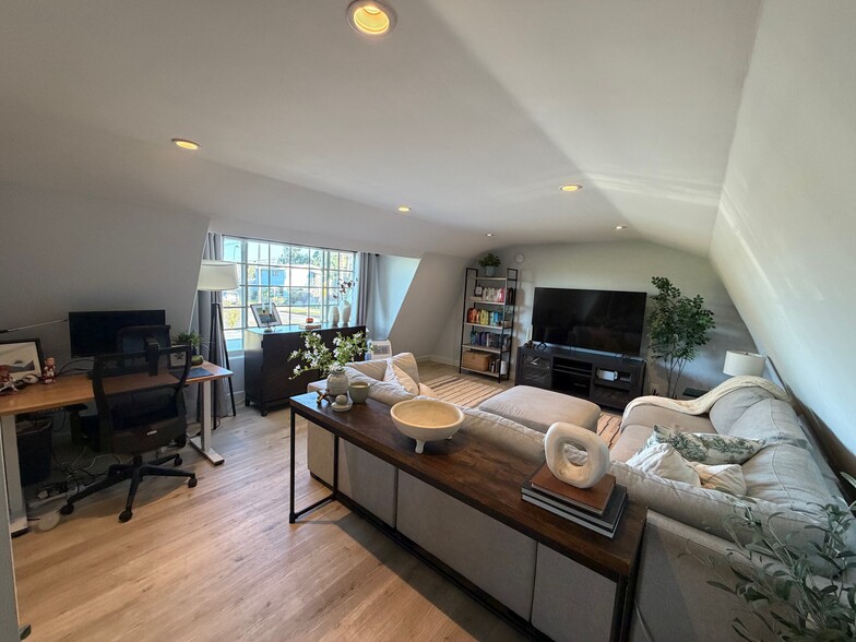 upstairs living area/bedroom - 2252 Cornell Dr