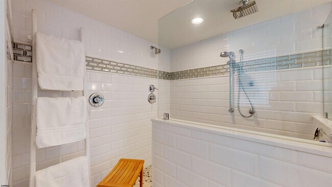 Building Photo - 404 21st St S