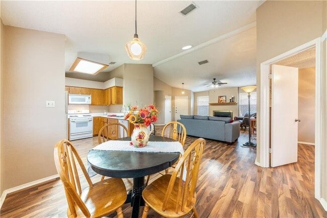 Building Photo - 3010 Red Bay Dr