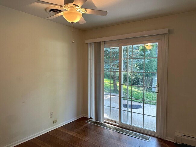 Building Photo - 856 Brickley Dr