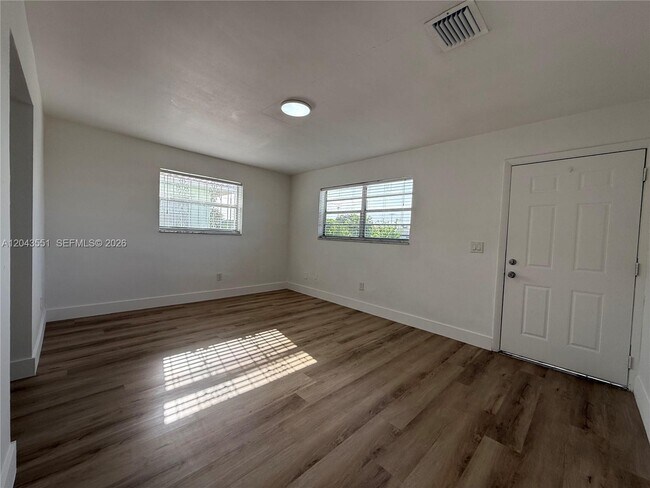 Building Photo - 8860 SW 32nd St