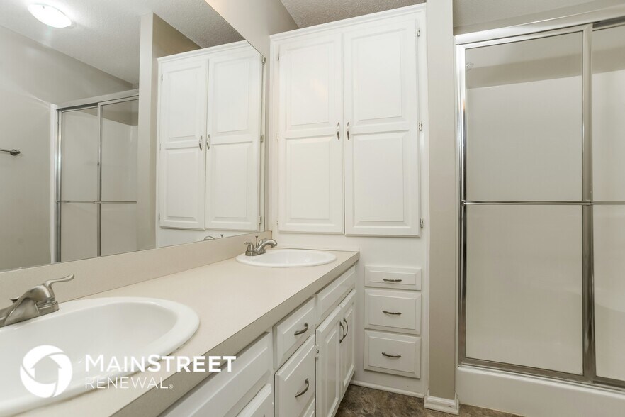 Building Photo - 606 S Sunset Ln