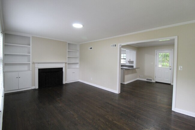 Building Photo - August FREE On This 2 Bedroom 1 Bath Home ...