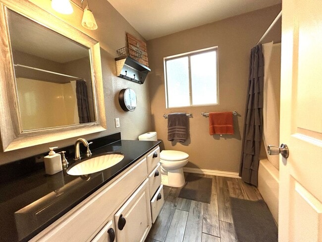 Building Photo - One level 3 bed/2 bath spacious home with ...