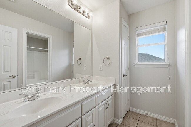 Building Photo - 2115 Lexington Dr
