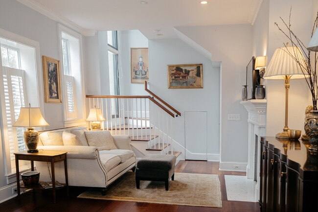 Building Photo - Downtown Retreat: Spacious 1-Bedroom Townhome in Historic Charleston!"