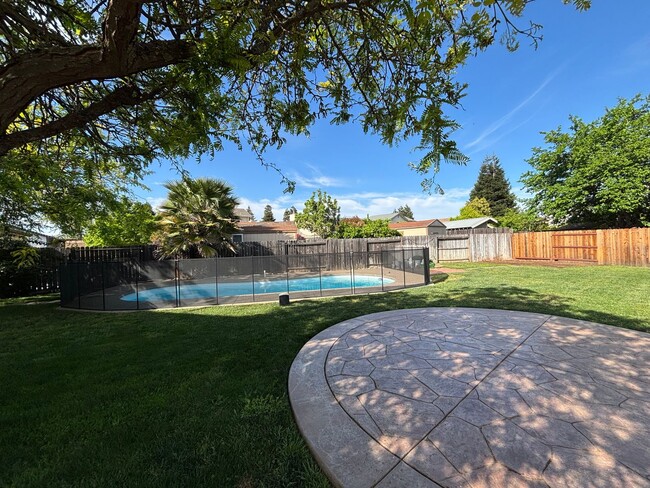 Building Photo - 879 Fall River Trail