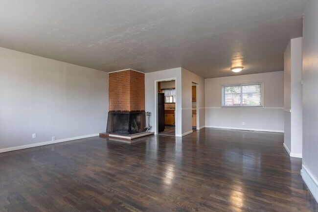Building Photo - Charming Ranch Style Home in D12!