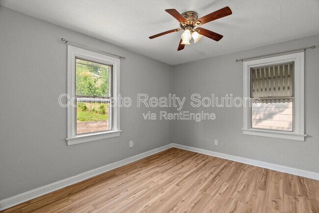Building Photo - 7129 Greenhaven Dr