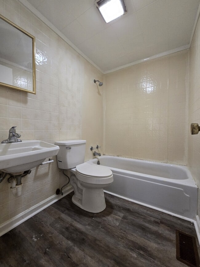 Building Photo - 305 Blyth Rd