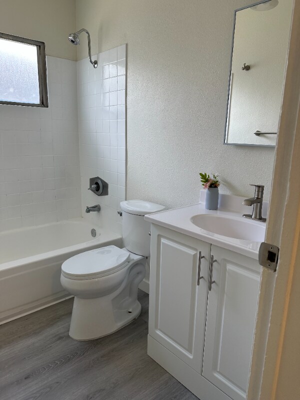 Building Photo - 897 Center St