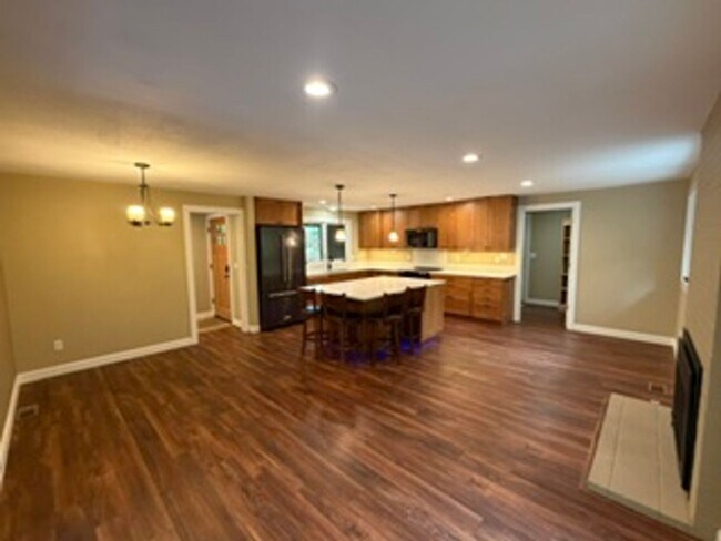 Building Photo - Charming, Spacious, Updated Home in Lake Oswego!
