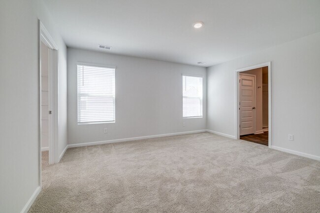 Building Photo - Spacious 4-Bedroom Home in Sought-After Lo...