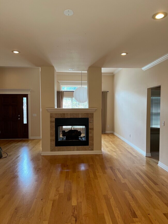 Building Photo - 2556 S College Dr