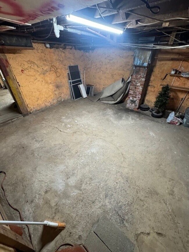 Building Photo - 2 bedroom 1 bathroom