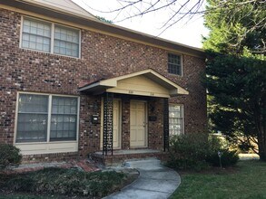 Building Photo - Clean, bright townhouse near UNC and hospitals