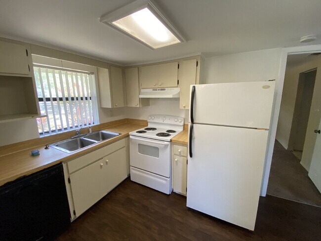 Building Photo - "Charming 1-Bedroom Retreat with Full Bath...