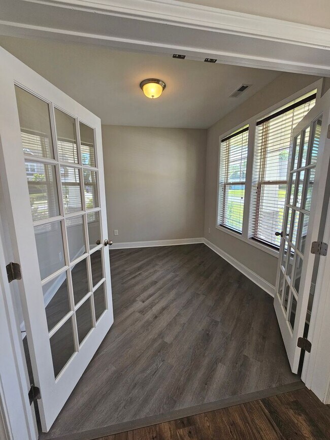 Building Photo - NEW LISTING!!!!!