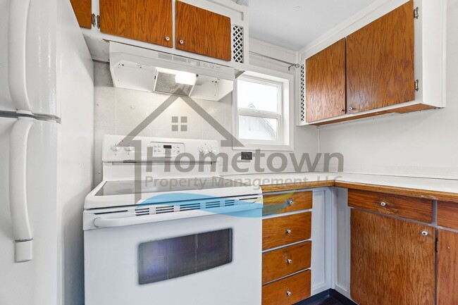 Building Photo - 2 Bedroom 1 Bath Home with Off-Street Park...