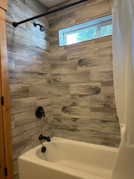 shower and tub - 403 Carr Creek Rd