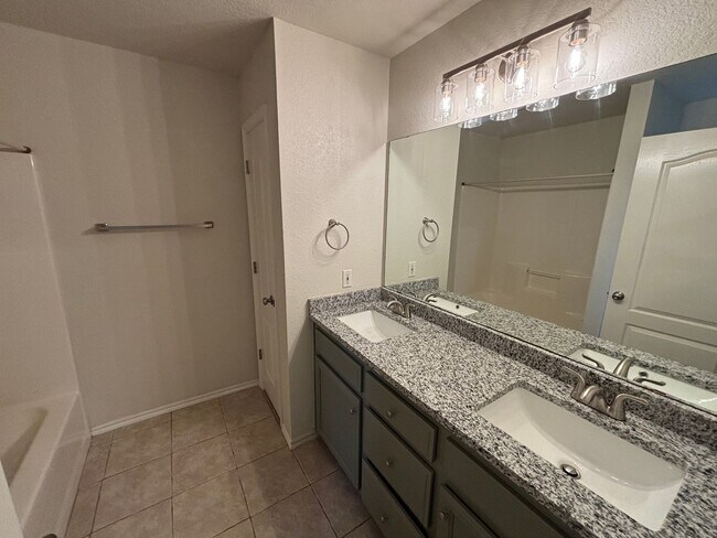 Building Photo - Wonderful 3 Bed 2 Bath Home in Norman