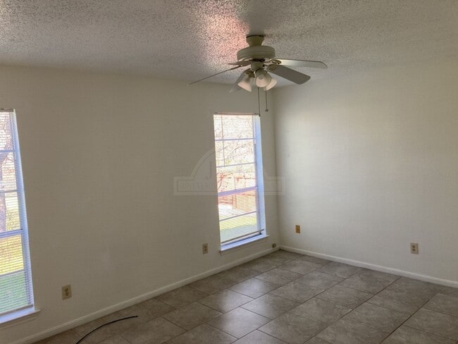 Building Photo - 2405 Bermuda Dr