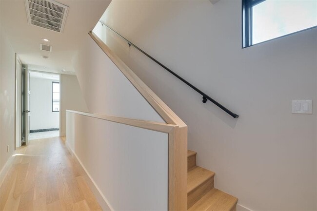 Building Photo - 1303 N Dewey Ave