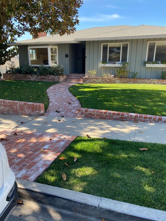 Building Photo - Beautiful Home in the Ventura Foothills