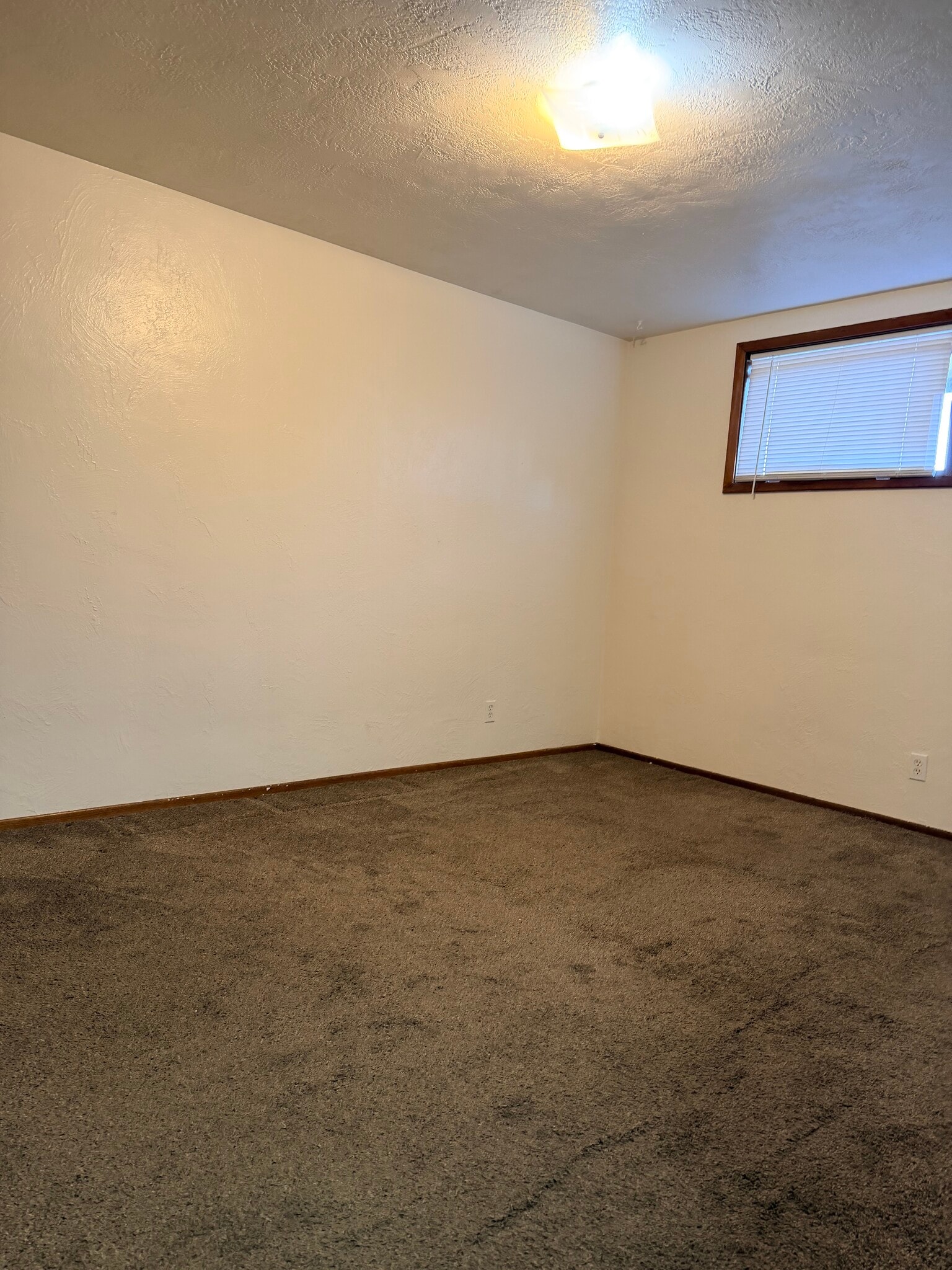 Building Photo - 539 W Crest Dr